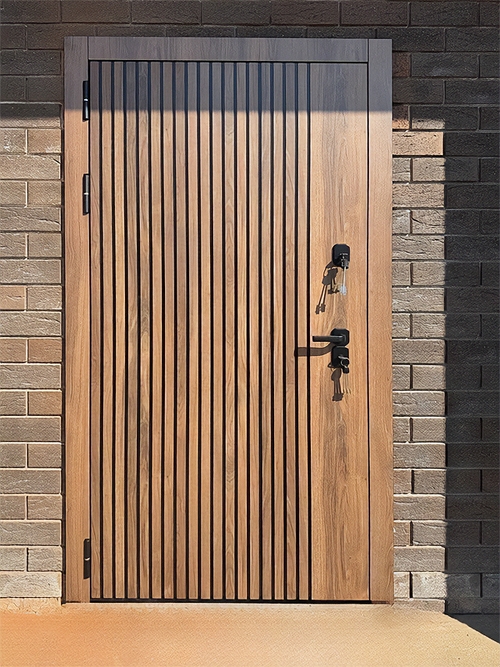 Уличная дверь в дом