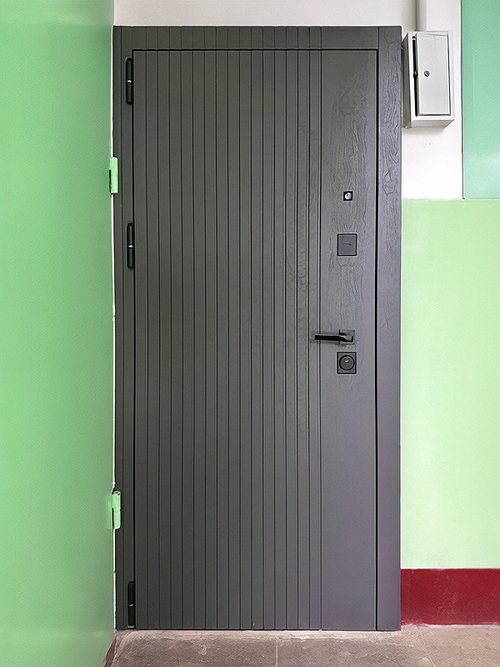 Серая металлическая дверь