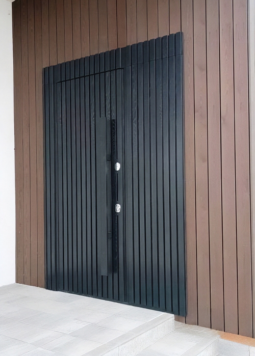 Дверь с рейками и длинной ручкой