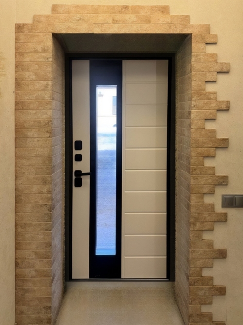 Уличная дверь со стеклом