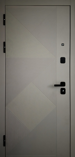 Входная квартирная дверь с фрезерованными плитами МДФ RAL